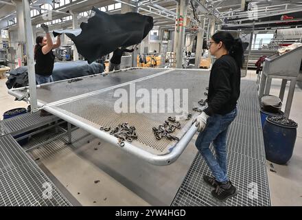 Brtnice, regione di Jihlava. 9 dicembre 2024. Produzione di cuoio nel nuovo stabilimento della KARO LEATHER Company a Brtnice, regione di Jihlava, Repubblica Ceca, 9 dicembre 2024. Crediti: Lubos Pavlicek/CTK Photo/Alamy Live News Foto Stock