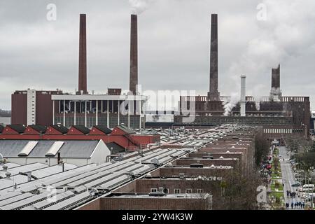 Wolfsburg, Germania. 9 dicembre 2024. Lo stabilimento principale della Volkswagen. Accompagnato da scioperi di avvertimento e forti proteste, è iniziato il quarto round di contrattazione collettiva a VW. Credito: Martin Meissner/AP POOL/dpa/Alamy Live News Foto Stock