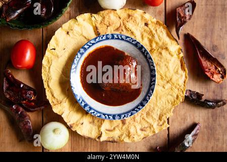 Piatto tradizionale della gastronomia di Oaxaca in Messico. Talpa rossa con pollo. Foto Stock