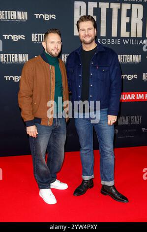 Mitch Barg und Maurice Gajda bei der Premiere des Kinofilms 'Better Man - Die Robbie Williams Story' im Cinedom. Köln, 08.12.2024 Foto Stock