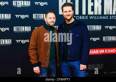 Mitch Barg und Maurice Gajda bei der Premiere des Kinofilms 'Better Man - Die Robbie Williams Story' im Cinedom. Köln, 08.12.2024 Foto Stock