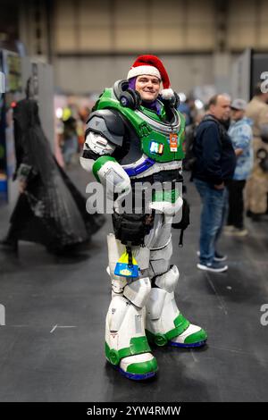 BIRMINGHAM, REGNO UNITO - 30 NOVEMBRE 2024. Un cosplayer uomo felice vestito da Buzz Lightyear dal film Toy Story in occasione di un evento comico britannico Foto Stock