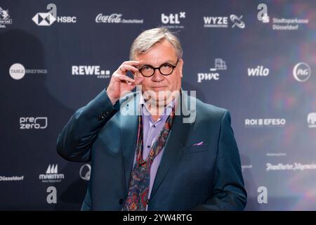 Komiker Hape Kerkeling bei der Verleihung des Deutschen Nachhaltigkeitspreis im Maritim Hotel Düsseldorf. Der Fernsehmoderator wird AM 9. Dezember 2024 runde 60 Jahre alt. Düsseldorf, 29.11.2024 NRW Deutschland *** comico Hape Kerkeling alla cerimonia di premiazione della sostenibilità tedesca presso il Maritim Hotel Düsseldorf il presentatore televisivo avrà 60 anni il 9 dicembre 2024 Düsseldorf, 29 11 2024 NRW Germania Copyright: XChristophxHardtx Foto Stock