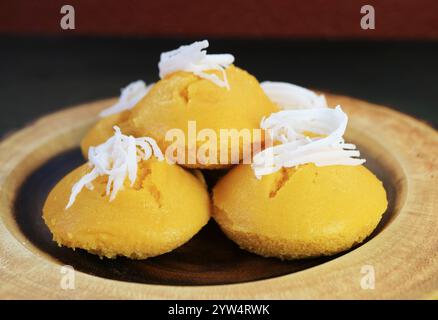 Deliziose Khanom Tan, tradizionali torte tailandesi al vapore aromatizzate con zucchero di palma Toddy Foto Stock