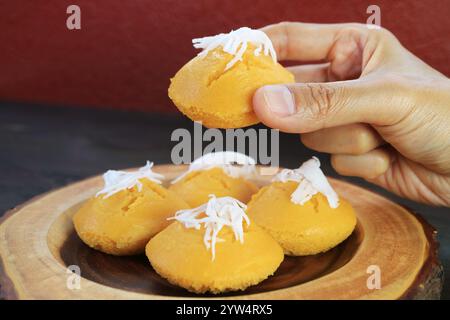 Khanom Tan, gustose torte tailandesi tradizionali al vapore aromatizzate con zucchero di palma Palmyra Foto Stock