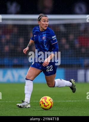 Lucy Bronze di Chelsea in azione durante il Barclays Women's Super League match a Kingsmeadow, Kingston upon Thames. Data foto: Domenica 8 dicembre 2024. Foto Stock