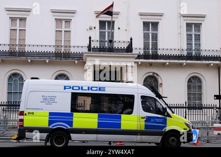 Belgrave Square, Londra, Regno Unito. 9 dicembre 2024. La bandiera dell'opposizione siriana all'ambasciata siriana chiusa a Londra. Crediti: Matthew Chattle/Alamy Live News Foto Stock