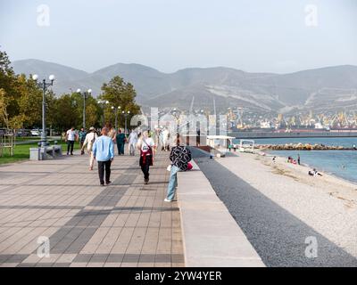 Novorossiysk, Russia 28 agosto 2024 domenica mattina passeggiata attraverso le strade, i parchi e l'argine della città. Foto Stock