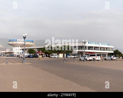Novorossiysk, Russia - 18 agosto 2023 edificio della stazione Marina di Novorossiysk. Foto Stock