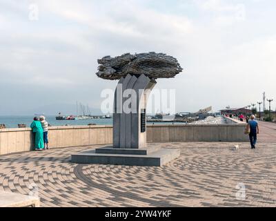 Novorossiysk, Russia 28 agosto 2024 Monumento al pesce acciuga hamsa sul terrapieno della città di Novorossiysk in Russia sul Mar Nero. Foto Stock