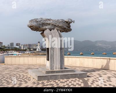 Novorossiysk, Russia 28 agosto 2024 Monumento al pesce acciuga hamsa sul terrapieno della città di Novorossiysk in Russia sul Mar Nero. Foto Stock