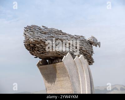 Novorossiysk, Russia 28 agosto 2024 Monumento al pesce acciuga hamsa sul terrapieno della città di Novorossiysk in Russia sul Mar Nero. Foto Stock