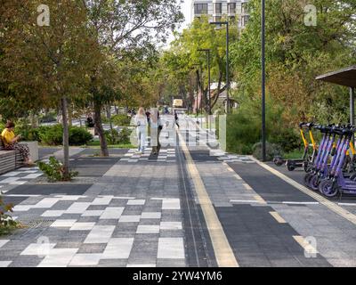 Novorossiysk, Russia 28 agosto 2024 domenica mattina passeggiata attraverso le strade, i parchi e l'argine della città. Foto Stock