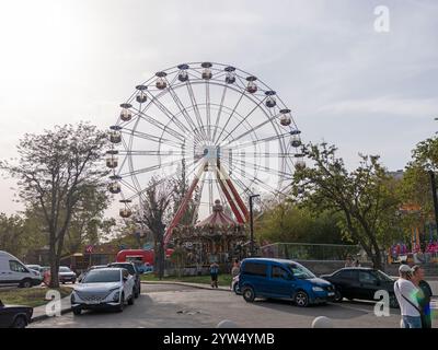 Novorossiysk, Russia 28 agosto 2024 domenica mattina passeggiata attraverso le strade, i parchi e l'argine della città. Foto Stock