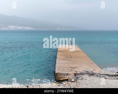 Novorossiysk, Russia 28 agosto 2024 domenica mattina passeggiata attraverso le strade, i parchi e l'argine della città. Foto Stock