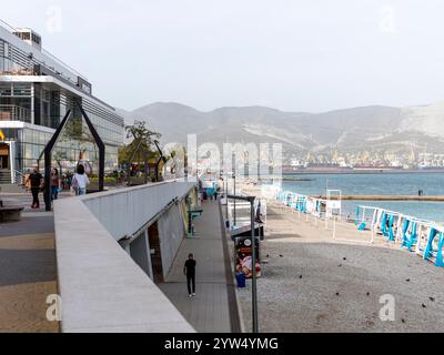 Novorossiysk, Russia 28 agosto 2024 domenica mattina passeggiata attraverso le strade, i parchi e l'argine della città. Foto Stock