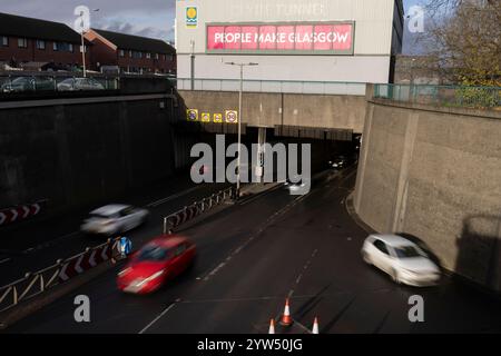 L'ingresso meridionale nel tunnel di Clyde, che ti porta sotto il fiume Clyde a nord della città, a Glasgow, in Scozia, il 22 novembre 2024. Foto Stock