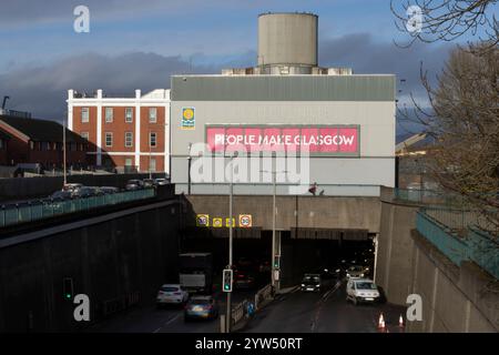 L'ingresso meridionale nel tunnel di Clyde, che ti porta sotto il fiume Clyde a nord della città, a Glasgow, in Scozia, il 22 novembre 2024. Foto Stock