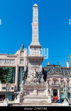 Lisbona, Portogallo - 12 agosto 2017: Monumento ai restauratori nella piazza Restauradores di Lisbona in una soleggiata giornata estiva, foto verticale Foto Stock