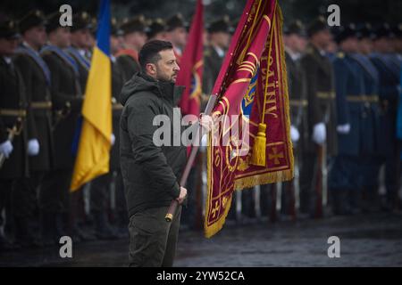 Praesident Wolodymyr Selenskyj am Tag der Streitkraefte der Ukraine AM 06.12.2024 Praesident Wolodymyr Selenskyj am Tag der Streitkraefte der Ukraine AM 06.12.2024. Partecipazione del Presidente agli eventi della giornata delle forze armate ucraine. Foto:Ufficio presidenziale dell'Ucraina via SVEN SIMON Fotoagentur GmbH & Co Pressefoto KG Prinzess-Luise-Str. 41 45479 M u e l h e i m / R u h r Tel. 0208/9413250 Fax. 0208/9413260 GLS Bank BLZ 430 609 67 KTO. 4030 025 100 IBAN DE75 4306 0967 4030 0251 00 BIC GENODEM1GLS www.svensimon.net Kiew Ucraina *** Presidente Volodymyr Selenskyj in occasione della giornata delle forze armate ucraine Foto Stock