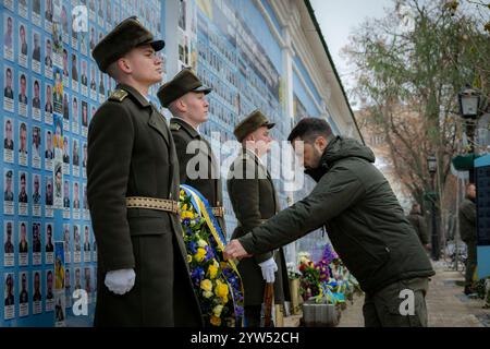 Praesident Wolodymyr Selenskyj am Tag der Streitkraefte der Ukraine AM 06.12.2024 Praesident Wolodymyr Selenskyj am Tag der Streitkraefte der Ukraine AM 06.12.2024. Partecipazione del Presidente agli eventi della giornata delle forze armate ucraine. Foto:Ufficio presidenziale dell'Ucraina via SVEN SIMON Fotoagentur GmbH & Co Pressefoto KG Prinzess-Luise-Str. 41 45479 M u e l h e i m / R u h r Tel. 0208/9413250 Fax. 0208/9413260 GLS Bank BLZ 430 609 67 KTO. 4030 025 100 IBAN DE75 4306 0967 4030 0251 00 BIC GENODEM1GLS www.svensimon.net Kiew Ucraina *** Presidente Volodymyr Selenskyj in occasione della giornata delle forze armate ucraine Foto Stock