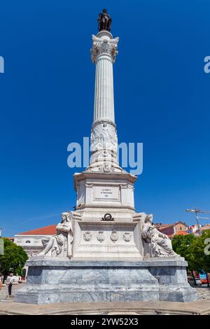 Lisbona, Portogallo - 12 agosto 2017: Vista della colonna di Pietro IV in una soleggiata giornata estiva, i turisti si trovano nella vicina piazza Foto Stock