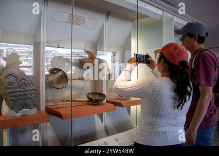 Città del Messico, Messico 12 novembre 2024: Coppia di turisti al Templo Mayor Museum di città del Messico. Foto Stock