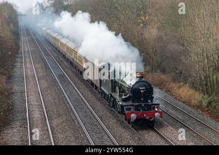 Sunnyhill, Derby Regno Unito 4 dicembre 2024: GWR 4073 Classe 5043 Conte di Mount Edgcumbe in avvicinamento a Derby sul White Rose Express Birmingham per York Special Train Foto Stock