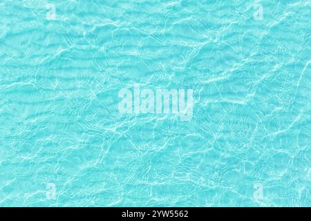 sfondo azzurro dell'oceano, struttura dell'acqua leggera con onde scintillanti, vista dall'alto Foto Stock