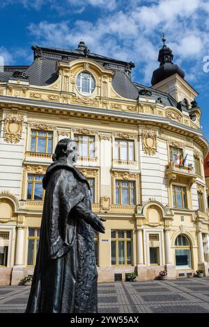 Statua del barone Samuel von Brukenthal fuori dal municipio, Piața Mare (piazza grande), Sibiu, Transilvania, Romania Foto Stock