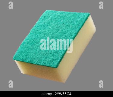 spugna di pulizia rettangolare con lato abrasivo giallo spugnoso e verde sfondo grigio isolato, strumento di pulizia per uso domestico a doppio uso ampiamente utilizzato Foto Stock