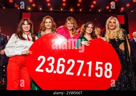 Spendengala - Ein Herz für Kinder 2024 Natalia Avelon, Rebecca Immanuel, Luise Bähr, Ronja Forcher und Evelyn Burdecki bei der TV Spendengala Ein Herz für Kinder im Studio in Adlershof AM 07.12.2024 a Berlino. *** Gala di donazione Ein Herz für Kinder 2024 Natalia Avelon, Rebecca Immanuel, Luise Bähr, Ronja Forcher e Evelyn Burdecki al gala di donazione televisiva Ein Herz für Kinder nello studio di Adlershof il 07 12 2024 a Berlino Copyright: XEventpressxKochanx Foto Stock