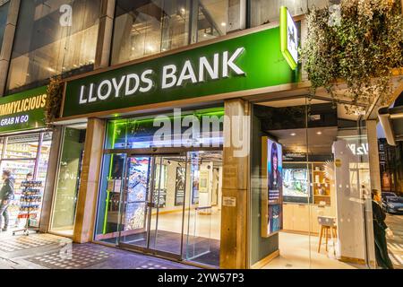 Londra, Regno Unito - 19 settembre 2024: Esterno della Lloyds Bank di notte. Una banca commerciale e commerciale britannica Foto Stock