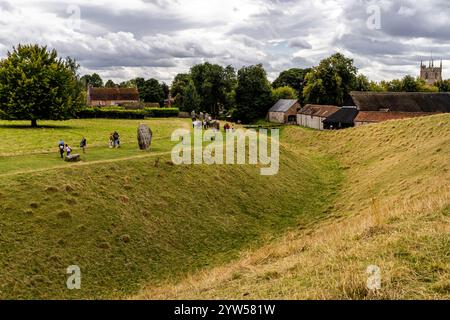 Avebury, Regno Unito - 25 agosto 2024: Avebury Neolithic henge Monument costruito nel corso di diverse centinaia di anni nel III a.C., durante il Neolitico, o New Ston Foto Stock