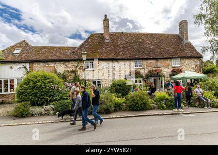 Avebury, Regno Unito - 25 agosto 2024: Negozio di articoli da regalo Henge. Popolare negozio di souvenir turistico nella vecchia casa di campagna britannica. Foto Stock