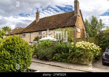 Avebury, Regno Unito - 25 agosto 2024: Negozio di articoli da regalo Henge. Popolare negozio di souvenir turistico nella vecchia casa di campagna britannica. Foto Stock