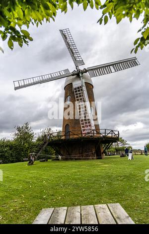 Avebury, Regno Unito - 25 agosto 2024: Wilton Windmill, Un mulino a vento restaurato che è una popolare attrazione turistica locale e punto di riferimento. Foto Stock