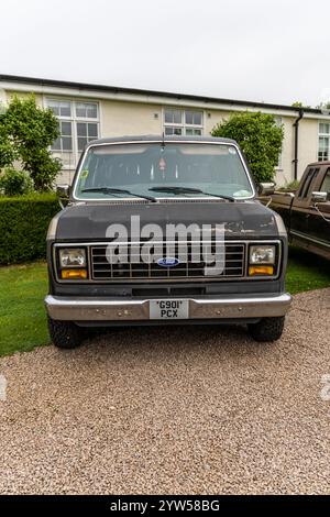 Bristol, Regno Unito - 11 agosto 2024: Black Ford Econoline 150 degli anni '1980 Foto Stock