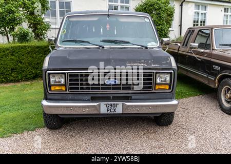 Bristol, Regno Unito - 11 agosto 2024: Black Ford Econoline 150 degli anni '1980 Foto Stock