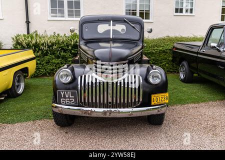 Bristol, Regno Unito - 11 agosto 2024: Parte anteriore della Chevrolet 1946 da 1 2 tonnellate. E' un classico pick-up americano. Dispone di una cabina singola con letto piatto. Foto Stock