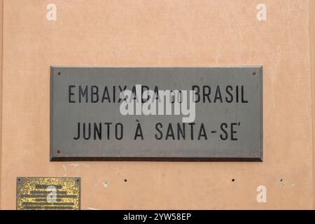 Roma, Italia - 14 novembre 2024: Targa all'ingresso dell'Ambasciata del Brasile presso la Santa sede Foto Stock