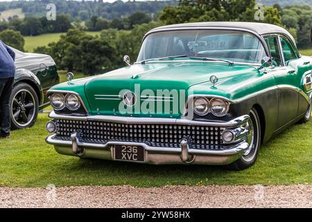 Bristol, Regno Unito - 11 agosto 2024: Fronte 1958 Buick Special di colore verde smeraldo. Foto Stock