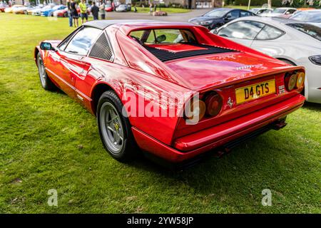 Bristol, Regno Unito - 11 agosto 2024: Lato posteriore della FERRARI 328 rossa GTS 1989 coupé, vecchio incontro temporizzatore. Foto Stock