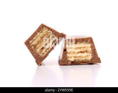 Fette di cioccolato. Primo piano. Sfondo bianco. Foto Stock