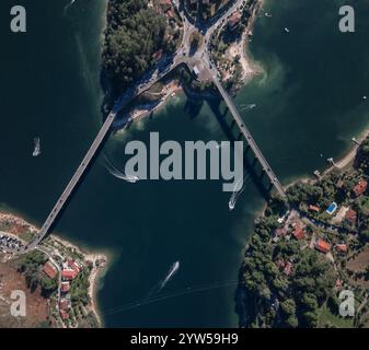 Vista aerea, foto del drone TopDown di Ocean, Sea Coast, Shore Textures Rocks Foto Stock