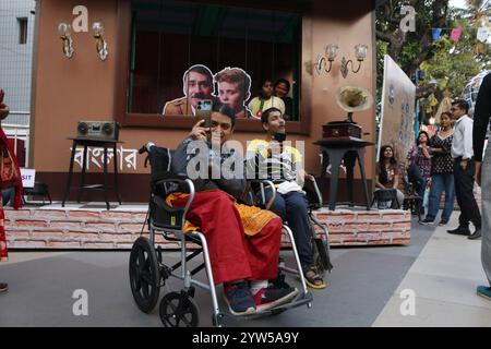 Kolkata, India. 7 dicembre 2024. La gente visita il Kolkata International Film Festival (KIFF). Il 7 dicembre 2024 a Kolkata, India. Foto di Dipa Chakraborty/ Eyepix Group/Sipa USA) credito: SIPA USA/Alamy Live News Foto Stock