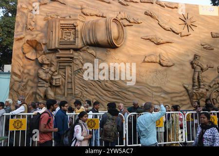 Kolkata, India. 7 dicembre 2024. La gente visita il Kolkata International Film Festival (KIFF). Il 7 dicembre 2024 a Kolkata, India. Foto di Dipa Chakraborty/ Eyepix Group/Sipa USA) credito: SIPA USA/Alamy Live News Foto Stock