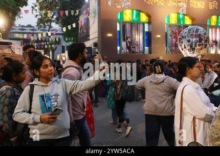 Kolkata, India. 7 dicembre 2024. La gente visita il Kolkata International Film Festival (KIFF). Il 7 dicembre 2024 a Kolkata, India. Foto di Dipa Chakraborty/ Eyepix Group/Sipa USA) credito: SIPA USA/Alamy Live News Foto Stock