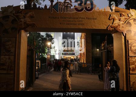 Kolkata, India. 7 dicembre 2024. La gente visita il Kolkata International Film Festival (KIFF). Il 7 dicembre 2024 a Kolkata, India. Foto di Dipa Chakraborty/ Eyepix Group/Sipa USA) credito: SIPA USA/Alamy Live News Foto Stock