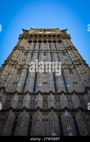 Vista verso l'alto del Big Ben da Street, Londra, Inghilterra Foto Stock